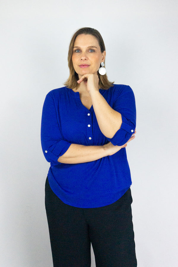 Blusa cuello V con perilla