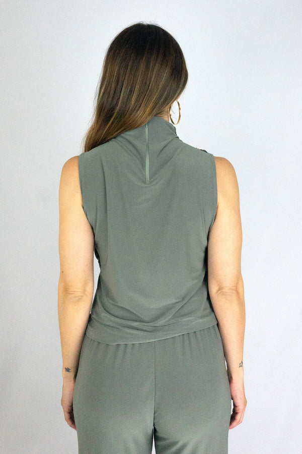 Blusa cuello alto con drapeado