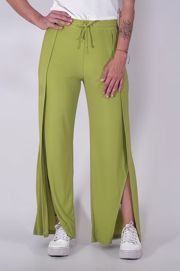 Pantalón con abertura