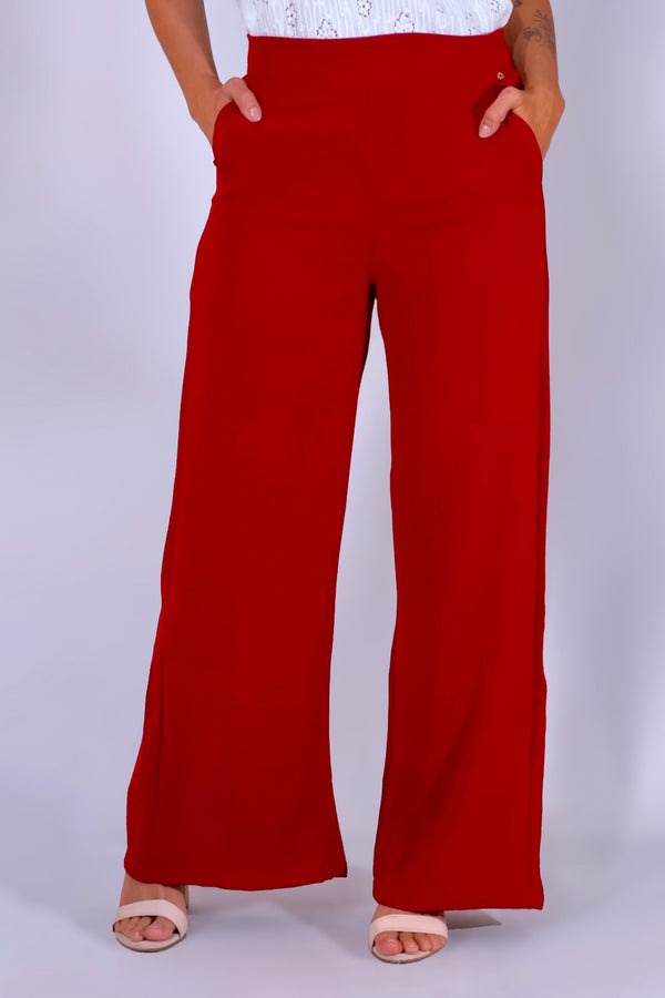 Pantalón amplio con abertura