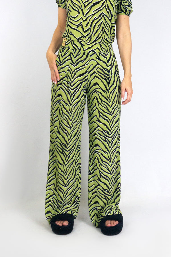 Pantalón con botones decorativos