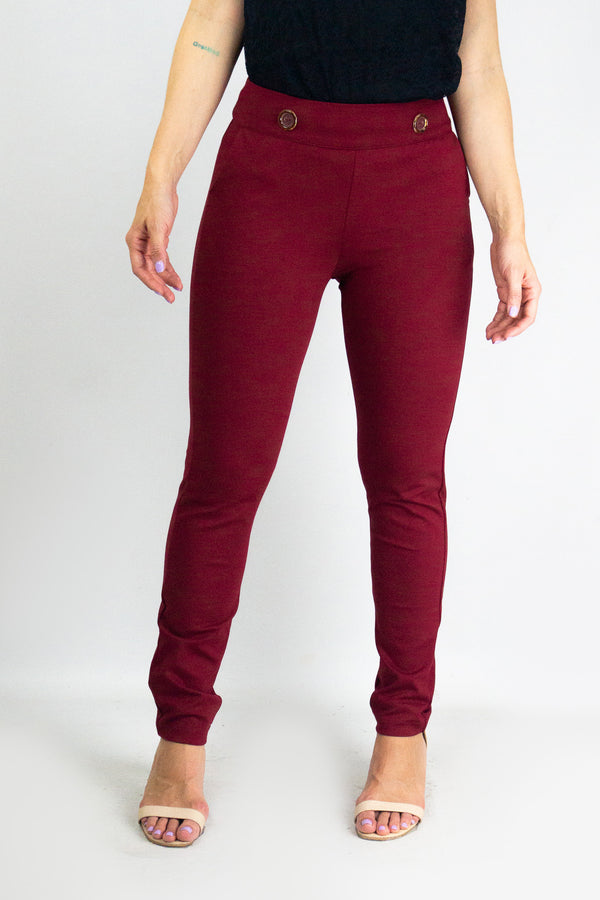 Pantalón ajustado con botones decorativos