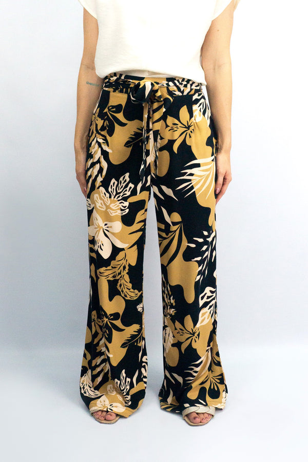 Pantalón silueta amplia con prenses